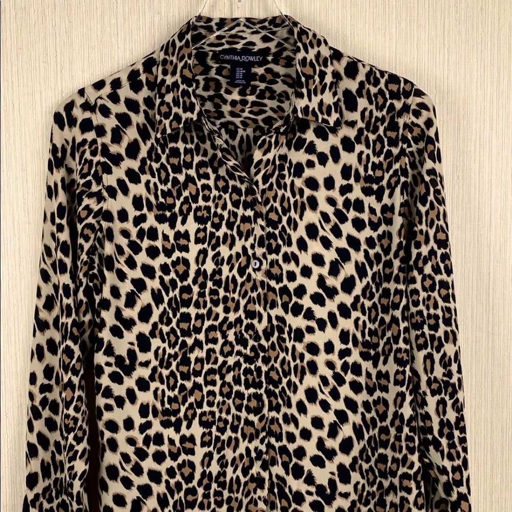 Long sleeve blouse with leopard print